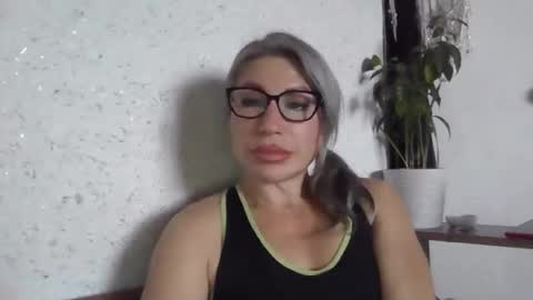 fox_red_lady7 online show from November 14, 2025, 11:20 am