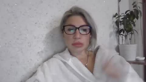 fox_red_lady7 online show from November 16, 2025, 12:11 pm