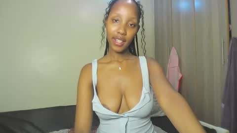 Snapshot of foxyatmidnite chatting on May 18, 2026, 12:29 am foxyatmidnite online show from May 18, 2026, 12:29 am