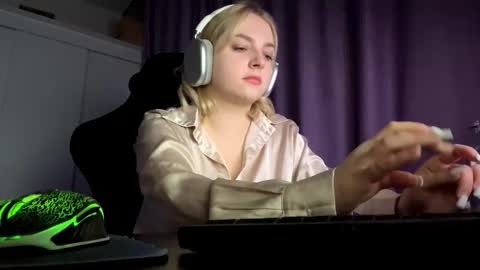 Snapshot of foxylure chatting on October 25, 2025, 9:31 pm Emma online show from October 25, 2025, 9:31 pm