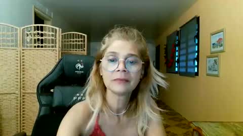 Snapshot of francelune chatting on April 24, 2026, 1:57 pm francelune online show from April 24, 2026, 1:57 pm