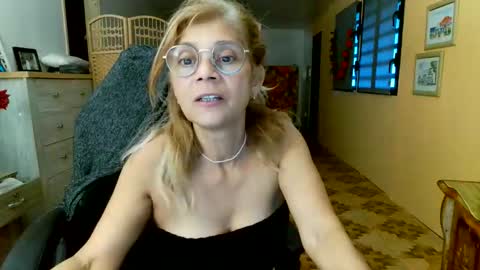 Snapshot of francelune chatting on May 12, 2026, 1:08 pm francelune online show from May 12, 2026, 1:08 pm