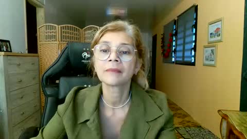 Snapshot of francelune chatting on May 13, 2026, 1:41 pm francelune online show from May 13, 2026, 1:41 pm