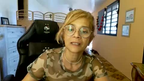 Snapshot of francelune chatting on May 24, 2026, 9:47 am francelune online show from May 24, 2026, 9:47 am
