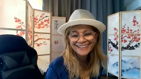 Snapshot of francelune chatting on May 31, 2026, 4:25 pm francelune online show from May 31, 2026, 4:25 pm
