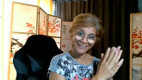 Snapshot of francelune chatting on June 16, 2026, 9:34 am francelune online show from June 16, 2026, 9:34 am