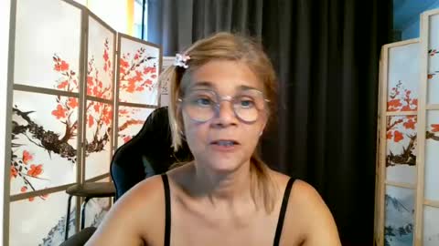 Snapshot of francelune chatting on June 23, 2026, 7:39 am francelune online show from June 23, 2026, 7:39 am