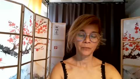 Snapshot of francelune chatting on July 25, 2026, 8:45 am francelune online show from July 25, 2026, 8:45 am