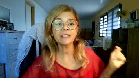 Snapshot of francelune chatting on August 1, 2026, 10:03 am francelune online show from August 1, 2026, 10:03 am