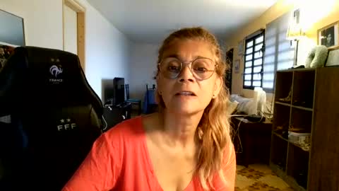 Snapshot of francelune chatting on August 4, 2026, 11:02 am francelune online show from August 4, 2026, 11:02 am