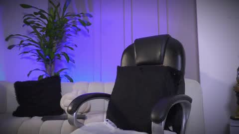 Frank Farrell. Hey remember to give me a thumbs up Ty online show from April 20, 2026, 11:39 pm