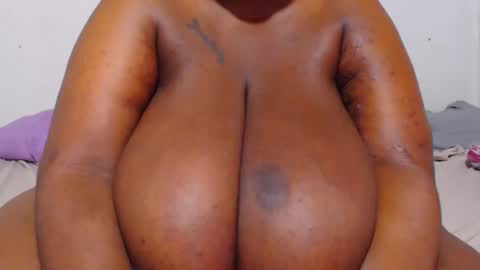 Snapshot of freakyboobsxx chatting on January 4, 2025, 5:48 am Kimmy online show from January 4, 2025, 5:48 am
