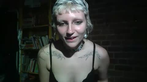 Lily Red online show from May 6, 2026, 3:35 am
