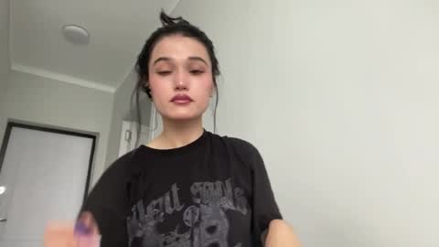 Mia online show from June 5, 2026, 5:14 am
