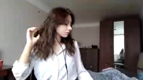 Mia online show from October 22, 2025, 7:30 am