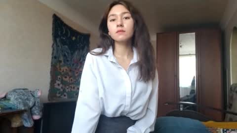 Mia online show from November 7, 2025, 9:31 am