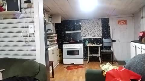 Frizzy girl online show from December 4, 2024, 1:14 am