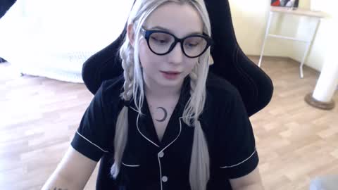 Snapshot of fromsun_forsoul chatting on February 20, 2025, 11:09 am Lilith online show from February 20, 2025, 11:09 am