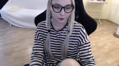 Snapshot of fromsun_forsoul chatting on February 27, 2025, 7:12 am Lilith online show from February 27, 2025, 7:12 am