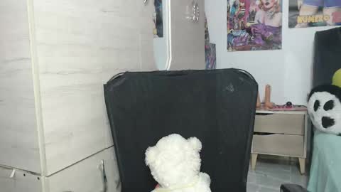 Mia and Gary  online show from November 13, 2025, 1:48 am