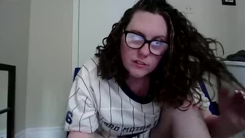 fuzzypeaches87 online show from June 1, 2026, 7:37 pm