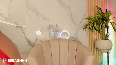   Independent model online show from December 18, 2025, 12:11 pm