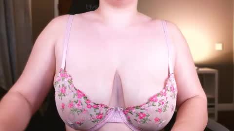 gaaby  online show from December 16, 2025, 11:10 pm