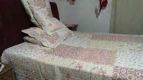 gaby  layla online show from December 18, 2025, 12:38 am