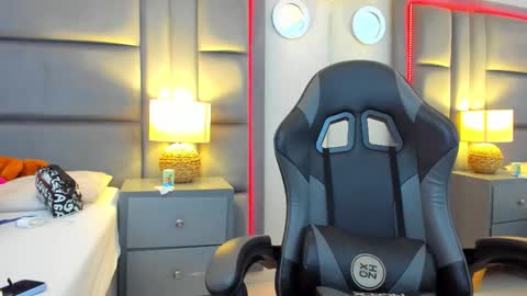 gabymoreau online show from December 17, 2025, 2:56 pm