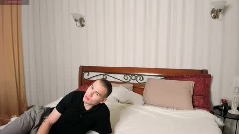 Snapshot of garden_of_eden_ chatting on October 8, 2025, 4:32 am Max and Eva online show from October 8, 2025, 4:32 am