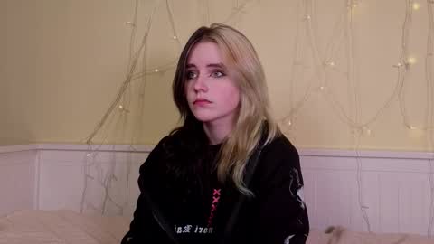 Ilona online show from December 4, 2025, 5:54 pm