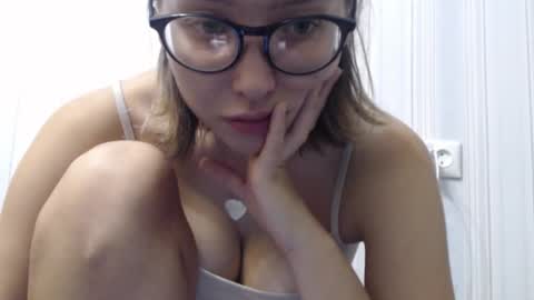 Snapshot of genev__ievee chatting on November 13, 2025, 2:16 pm genev__ievee online show from November 13, 2025, 2:16 pm