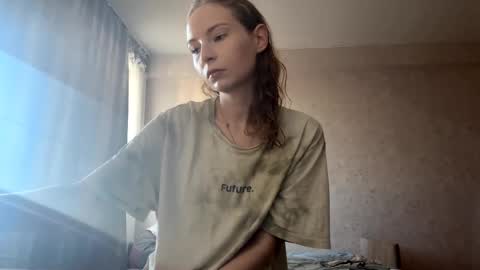 Snapshot of geneviveseay chatting on September 22, 2025, 12:29 pm Emmi online show from September 22, 2025, 12:29 pm