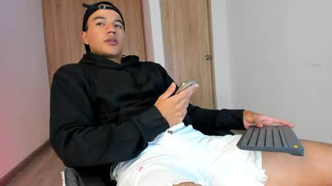 Snapshot of george_cams1 chatting on June 5, 2026, 2:40 am Jorge online show from June 5, 2026, 2:40 am