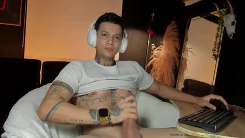 independent model online show from September 30, 2025, 8:08 am