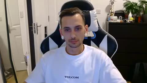 georgek0011 online show from October 3, 2025, 2:52 am