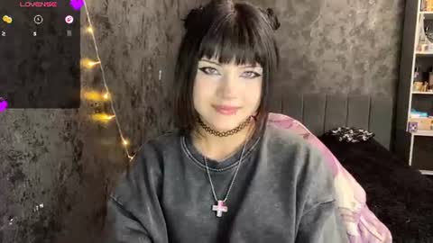 EmelyWoodes online show from June 30, 2026, 8:04 am