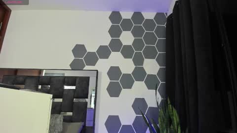 Snapshot of ghadats chatting on December 21, 2024, 8:28 am L A U R A online show from December 21, 2024, 8:28 am