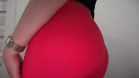 Snapshot of gia_is_horny chatting on March 26, 2026, 12:17 am The Queen of Squirt online show from March 26, 2026, 12:17 am