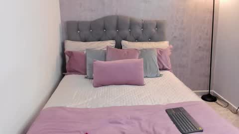 Gia online show from December 15, 2025, 4:22 pm