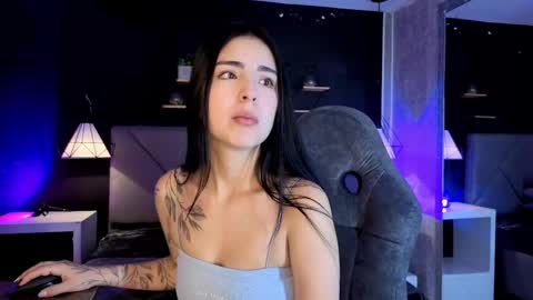 Gia online show from November 7, 2025, 1:22 pm