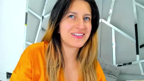 GiaRoussel online show from February 9, 2025, 8:13 pm