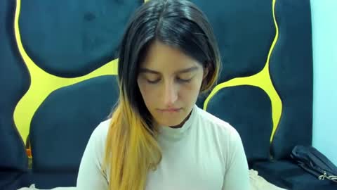 GiaRoussel online show from February 12, 2025, 1:27 pm