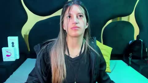 GiaRoussel online show from October 21, 2025, 3:24 pm