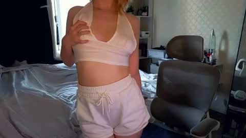Snapshot of gimmergirls_ chatting on July 5, 2026, 2:07 am Klara online show from July 5, 2026, 2:07 am