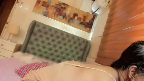 urGIRL online show from June 20, 2026, 11:40 pm