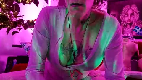 girls227445638252 online show from April 5, 2026, 3:04 am