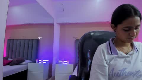 GISELLE ROLDAN online show from February 19, 2026, 7:54 pm