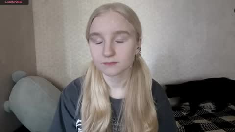 Snapshot of glennabeem chatting on May 4, 2026, 9:05 am Laura online show from May 4, 2026, 9:05 am