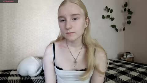 Snapshot of glennabeem chatting on May 13, 2026, 9:06 am Laura online show from May 13, 2026, 9:06 am